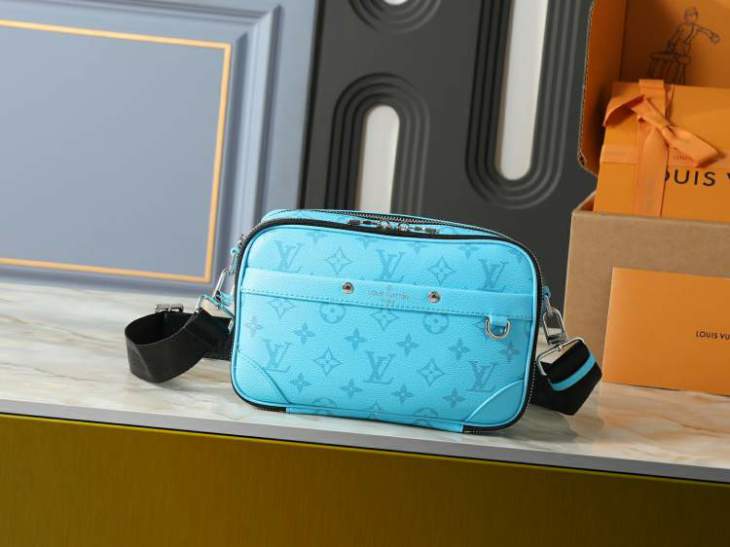 Picture of Louis Vuitton Mens Bags _SKUfw236445564fw